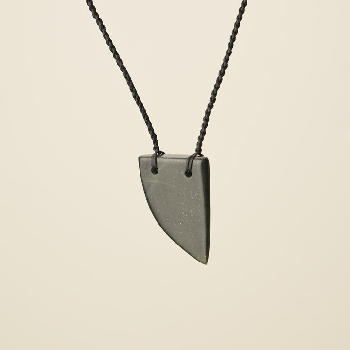 Niho Tooth – Pounamu Medium Kawakawa Pendant