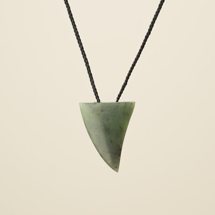 Niho Tooth – Kawakawa Pounamu Medium Pendant II