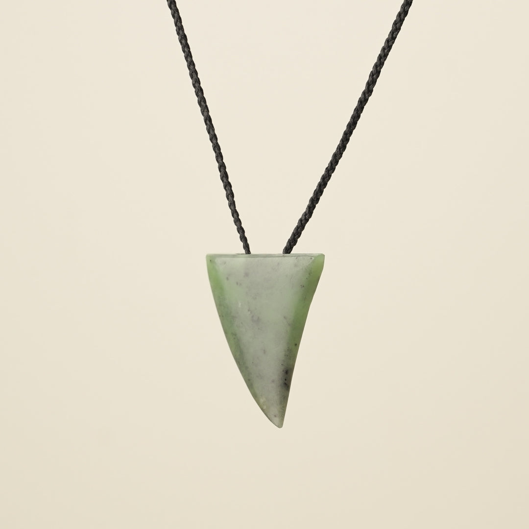 Niho Tooth – Kawakawa Pounamu Medium Pendant II
