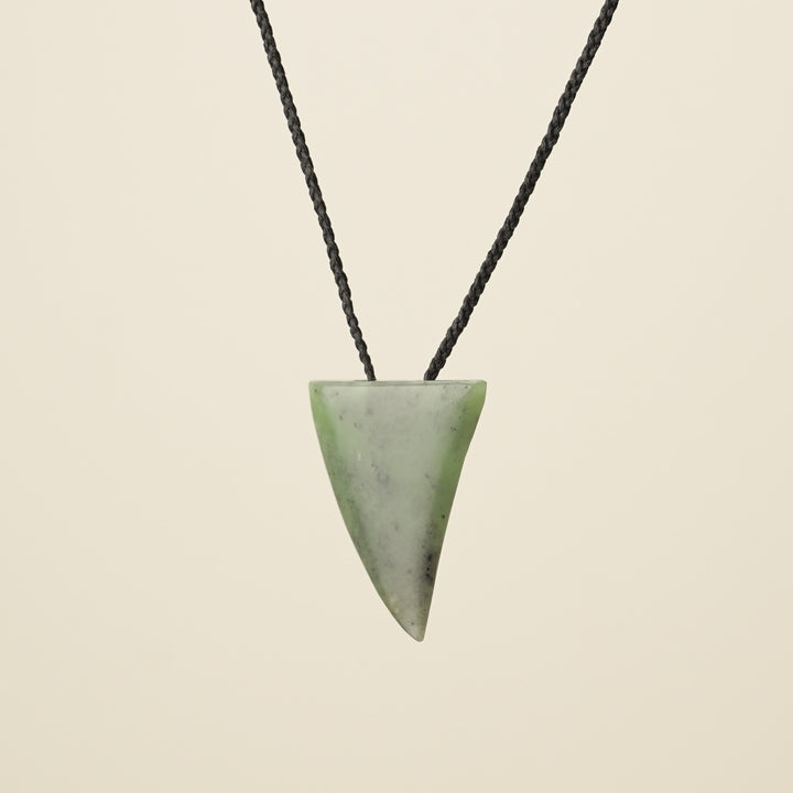 Niho Tooth – Kawakawa Pounamu Medium Pendant II