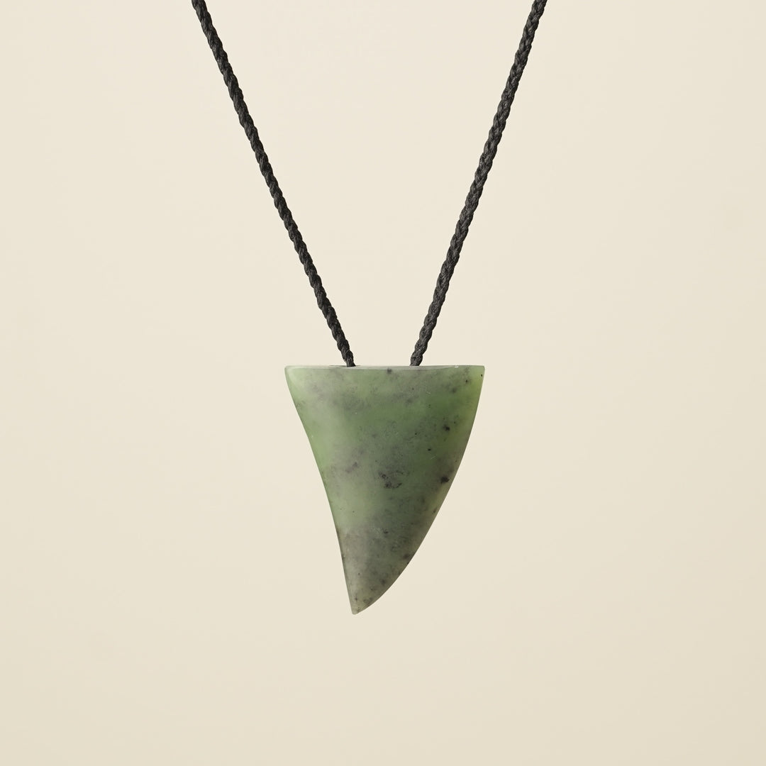 Niho Tooth – Kawakawa Pounamu Medium Pendant II
