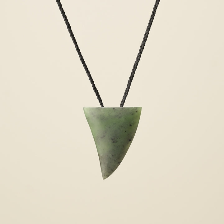 Niho Tooth – Kawakawa Pounamu Medium Pendant II