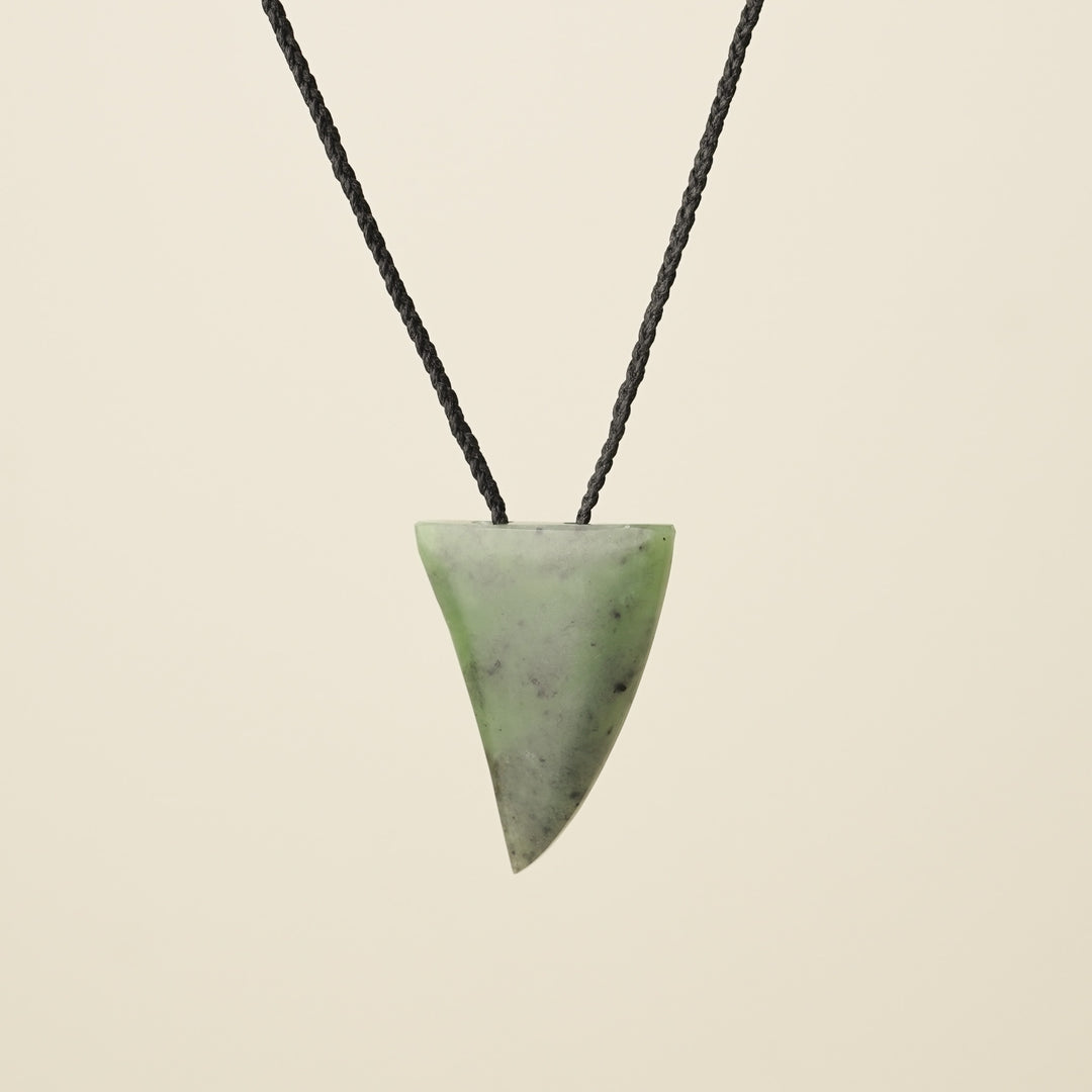 Niho Tooth – Kawakawa Pounamu Medium Pendant II