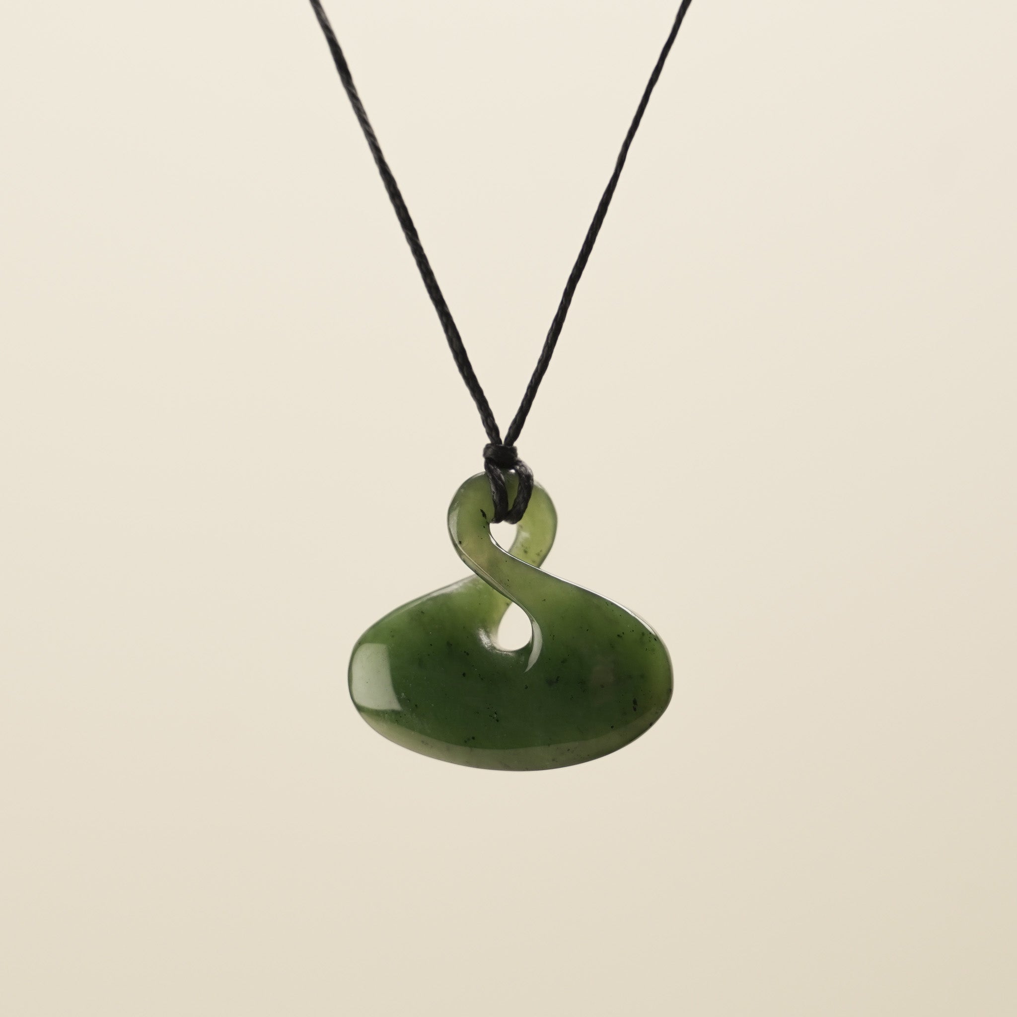 ピコルア スパイラル グリーンジェイド翡翠ペンダント pikoruaマオリ族NZ Pikorua Twist Medium Pendant – Arrowtown Stonework