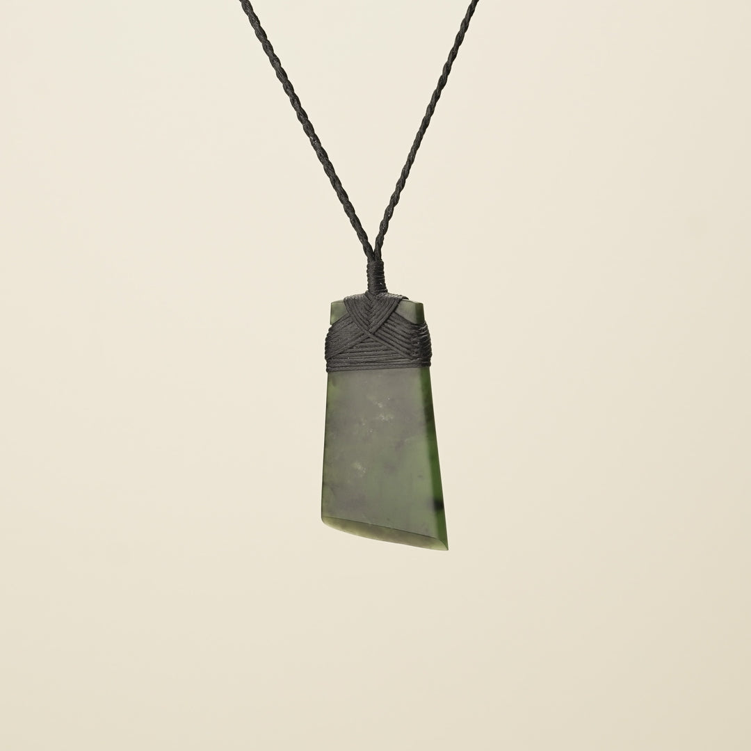 Toki Kawakawa Pounamu – Small Medium Pendant