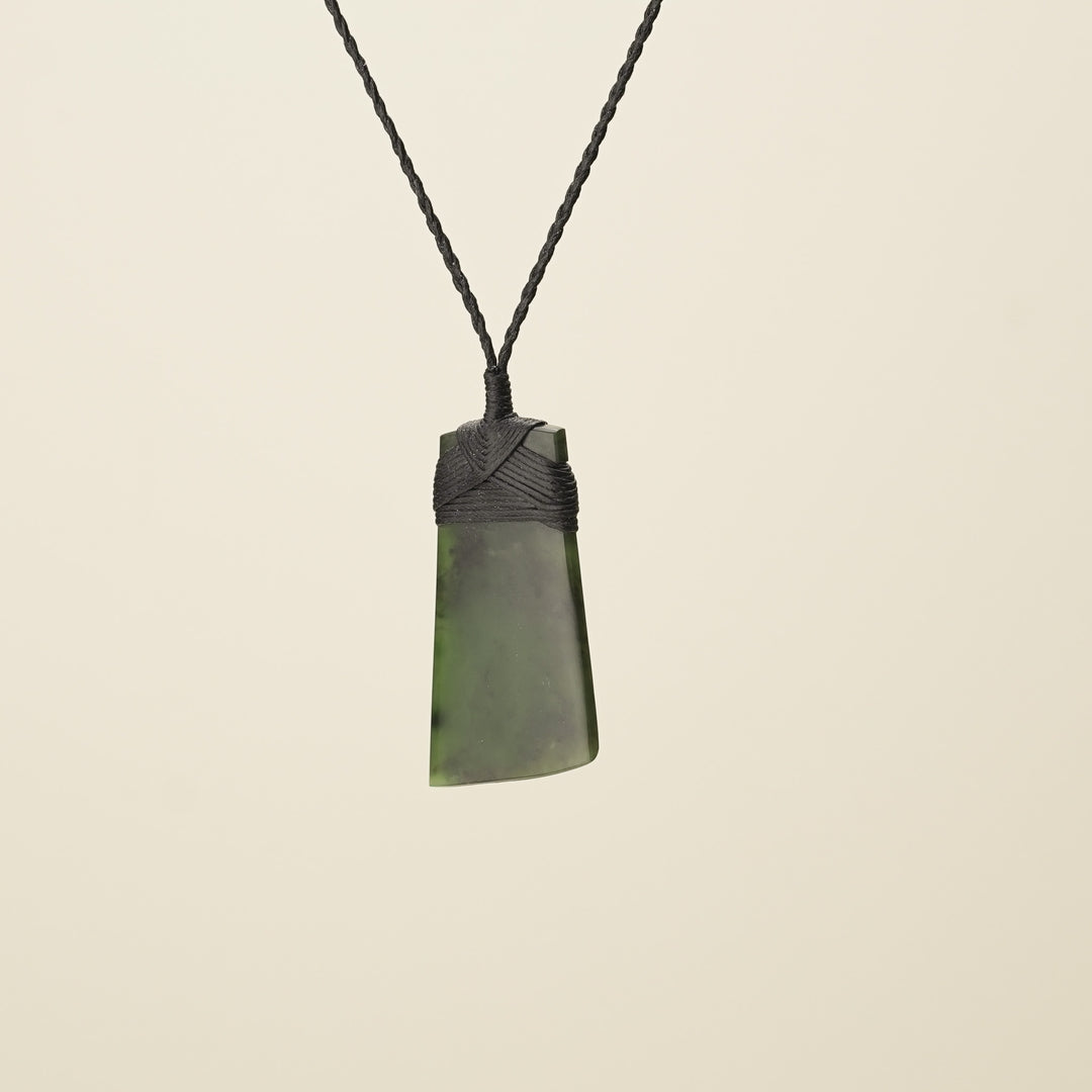Toki Kawakawa Pounamu – Small Medium Pendant