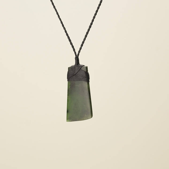 Toki Kawakawa Pounamu – Small Medium Pendant