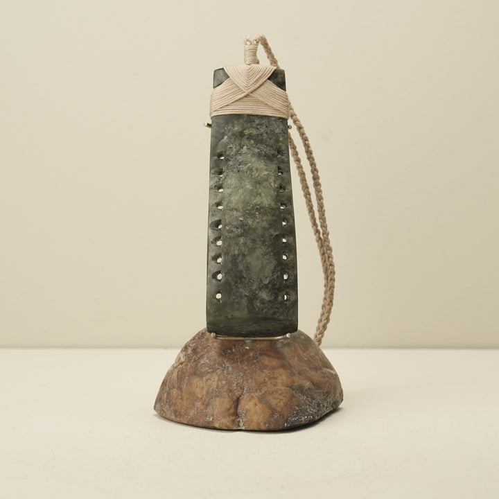 Toki Hapopo Pounamu Sculpture