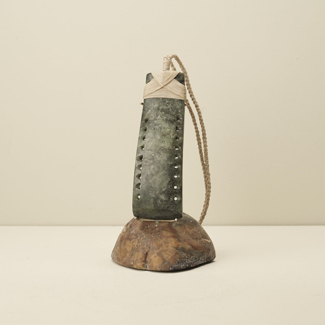 Toki Hapopo Pounamu Sculpture