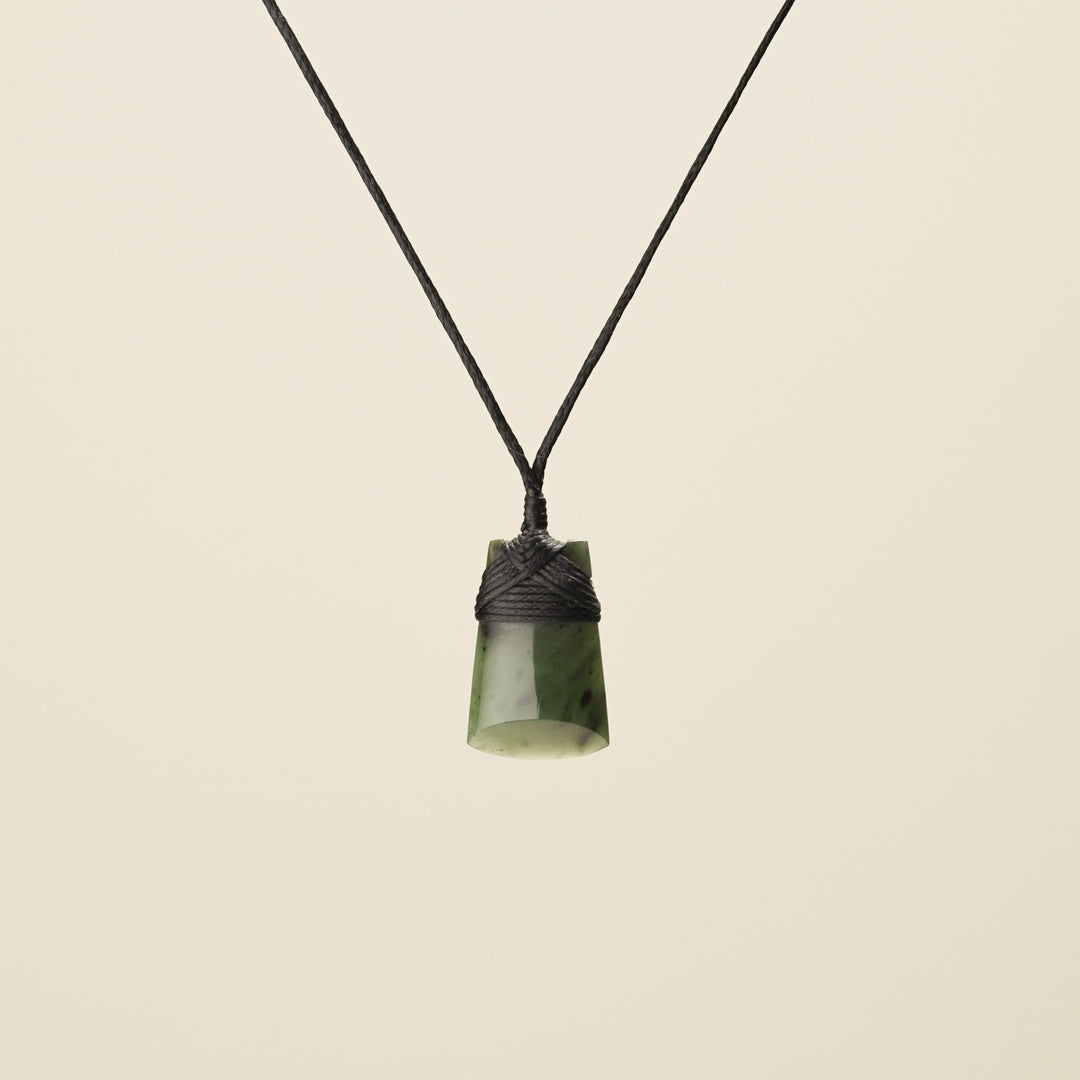 Pēpi Toki Pounamu, Black Binding