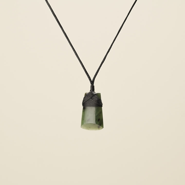 Pēpi Toki Pounamu, Black Binding