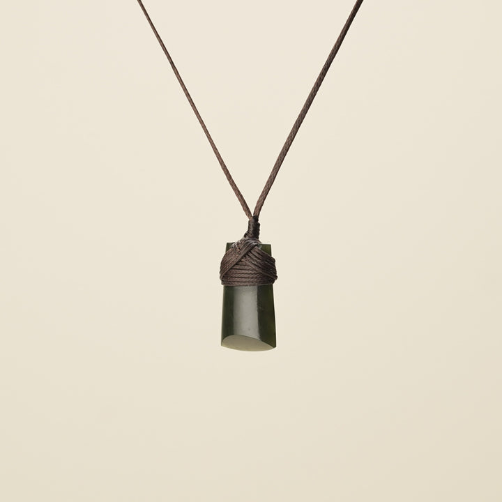 Pēpi Toki Pounamu, Brown Binding