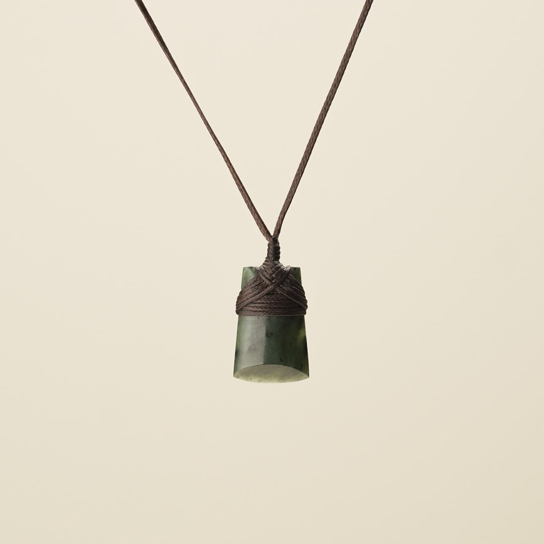 Pēpi Toki Pounamu, Brown Binding