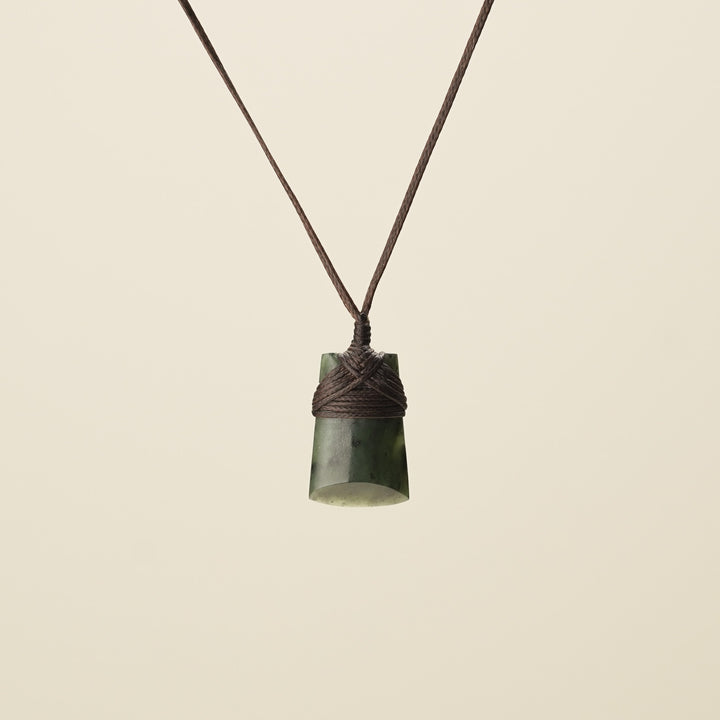 Pēpi Toki Pounamu, Brown Binding