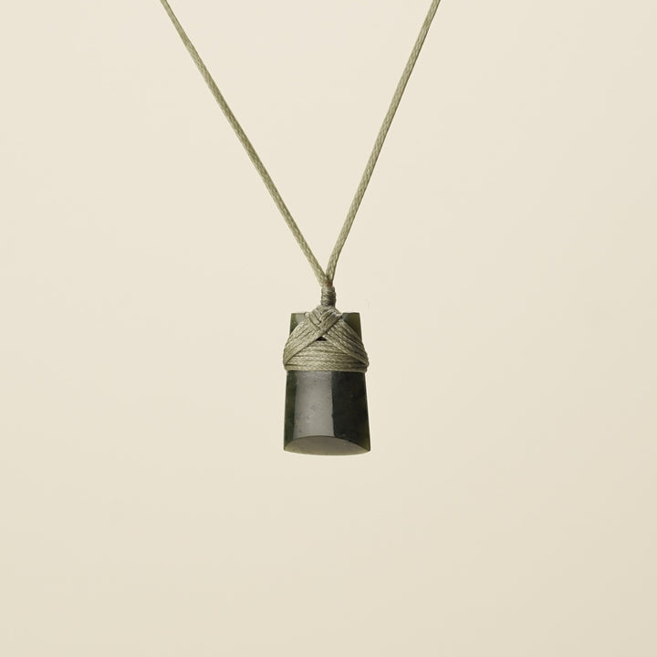 Pēpi Toki Pounamu, Khaki Binding