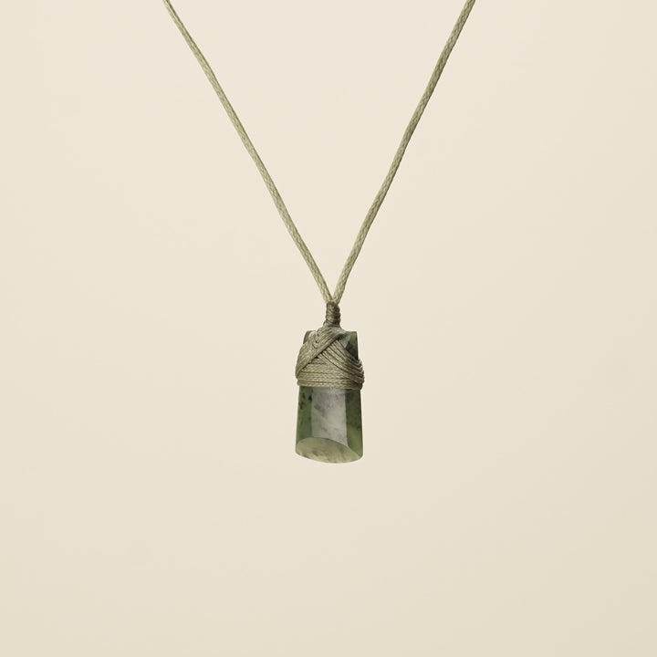 Pēpi Toki Pounamu, Khaki Binding