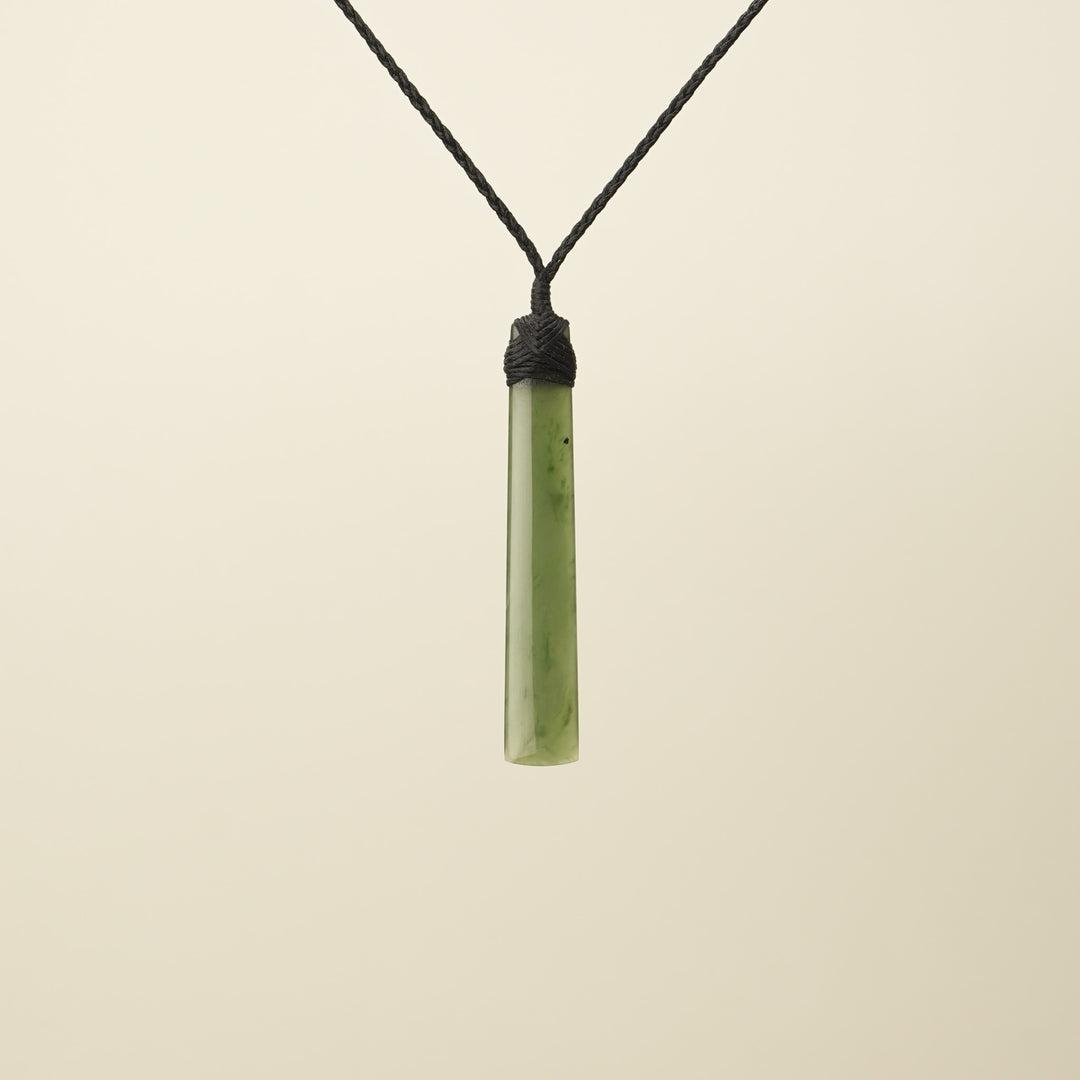 Kahurangi Medium Large Toki Pounamu Pendant