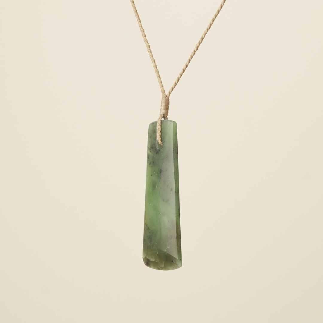 Toki Kawakawa Pounamu Large, Tan Binding