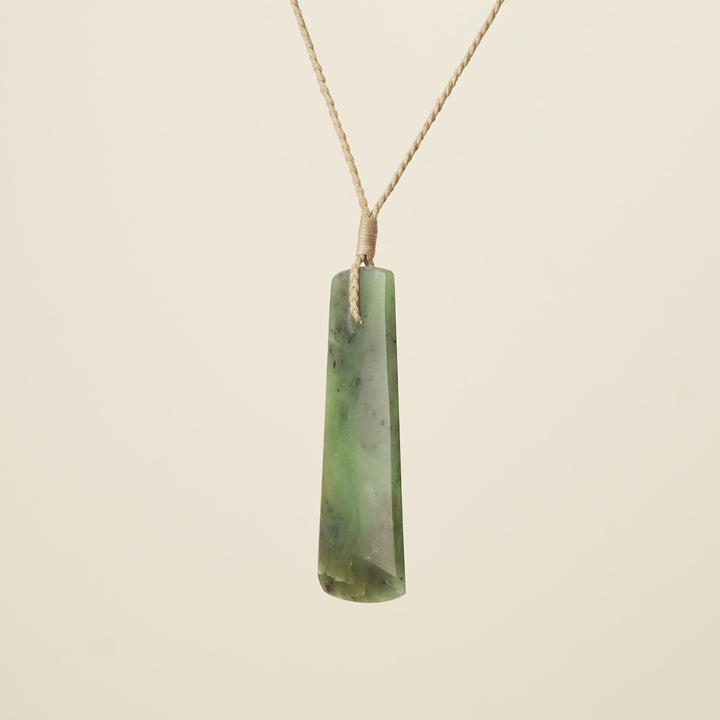Toki Kawakawa Pounamu Large, Tan Binding