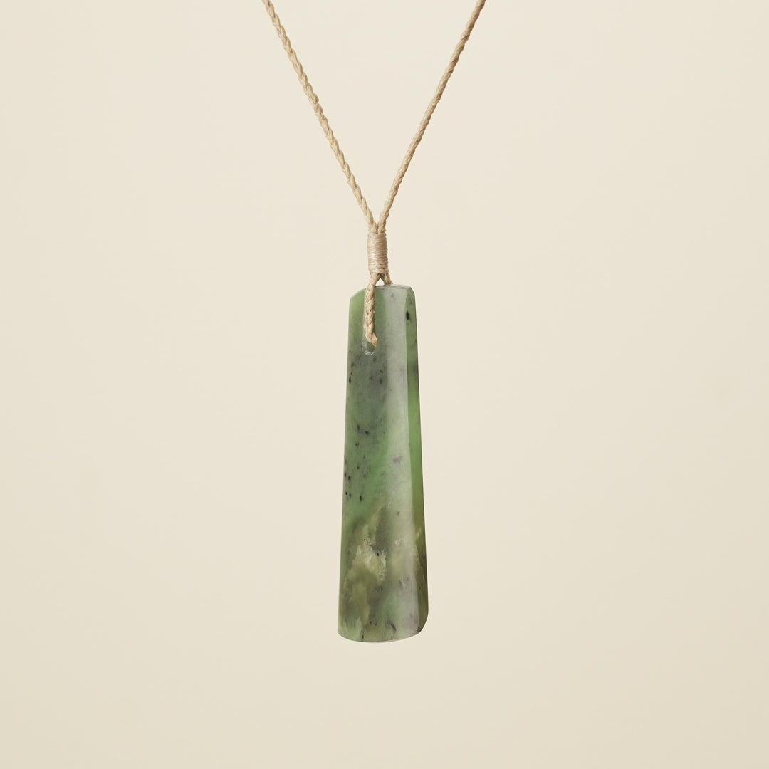 Toki Kawakawa Pounamu Large, Tan Binding