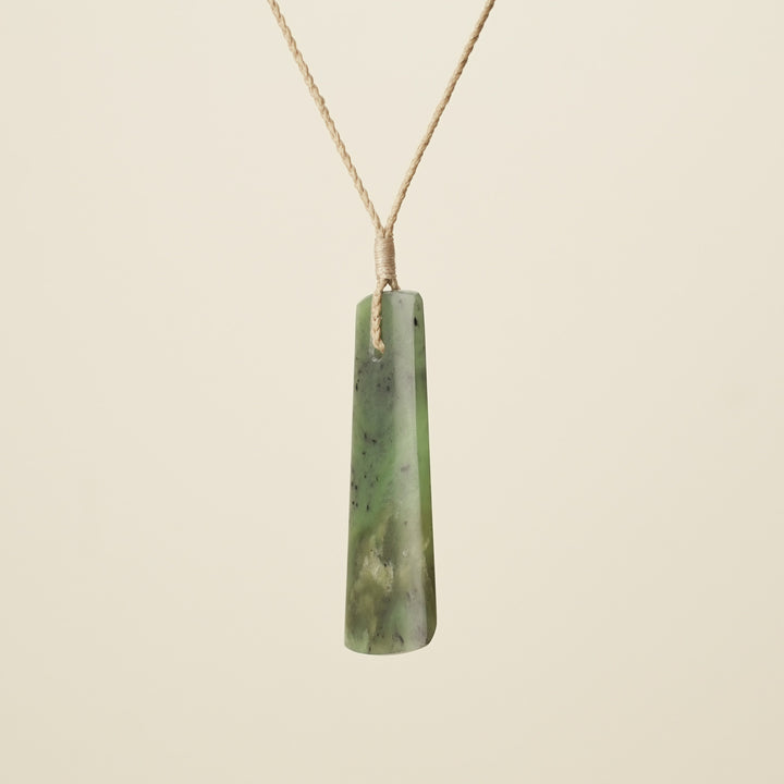 Toki Kawakawa Pounamu Large, Tan Binding
