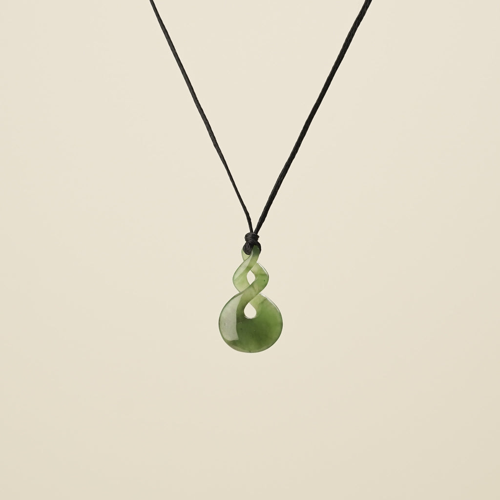 ピコルア スパイラル グリーンジェイド翡翠ペンダント pikoruaマオリ族NZ Double Pikorua Greenstone Extra Small – Arrowtown Stonework