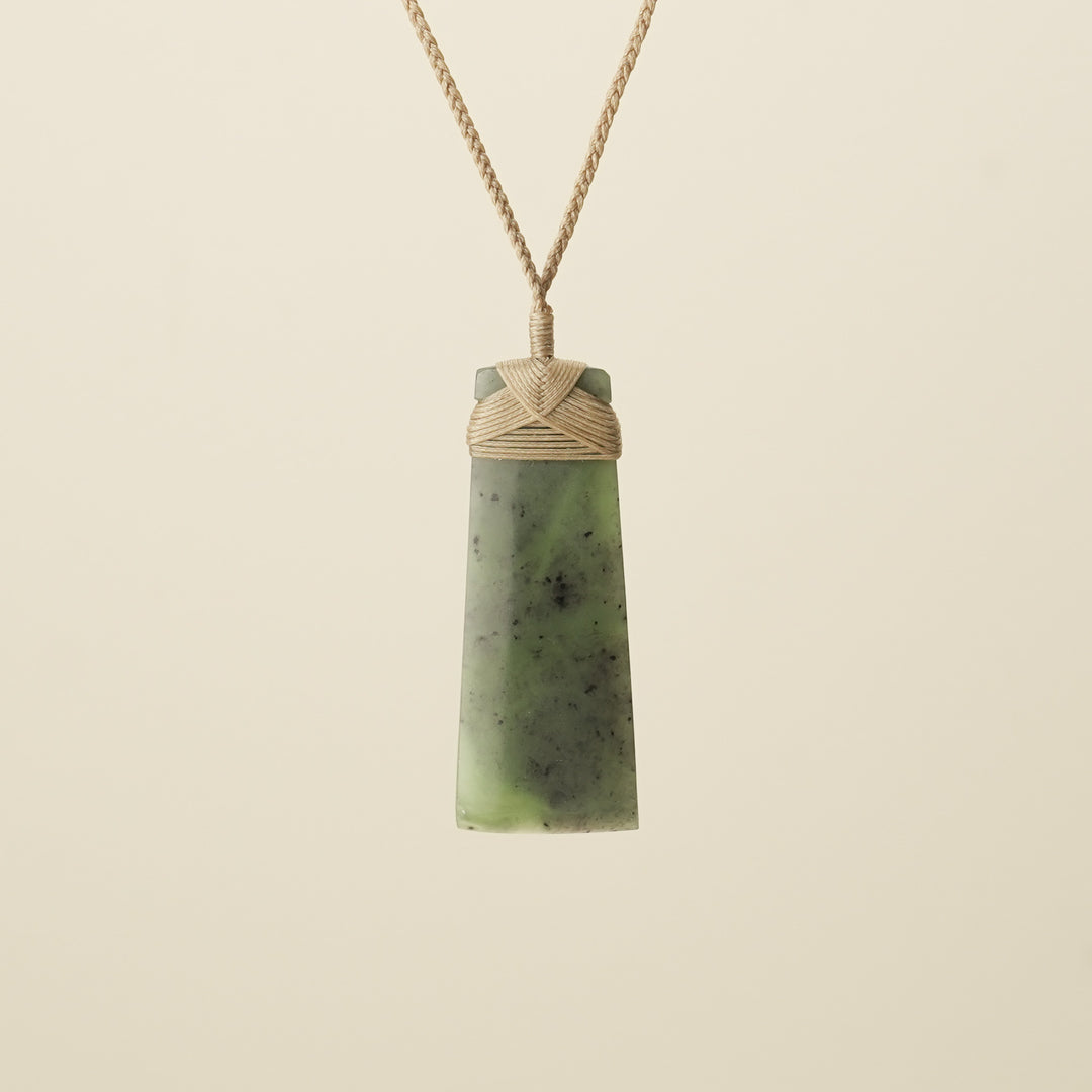 Toki Kawakawa – Pounamu Large, Tan Binding