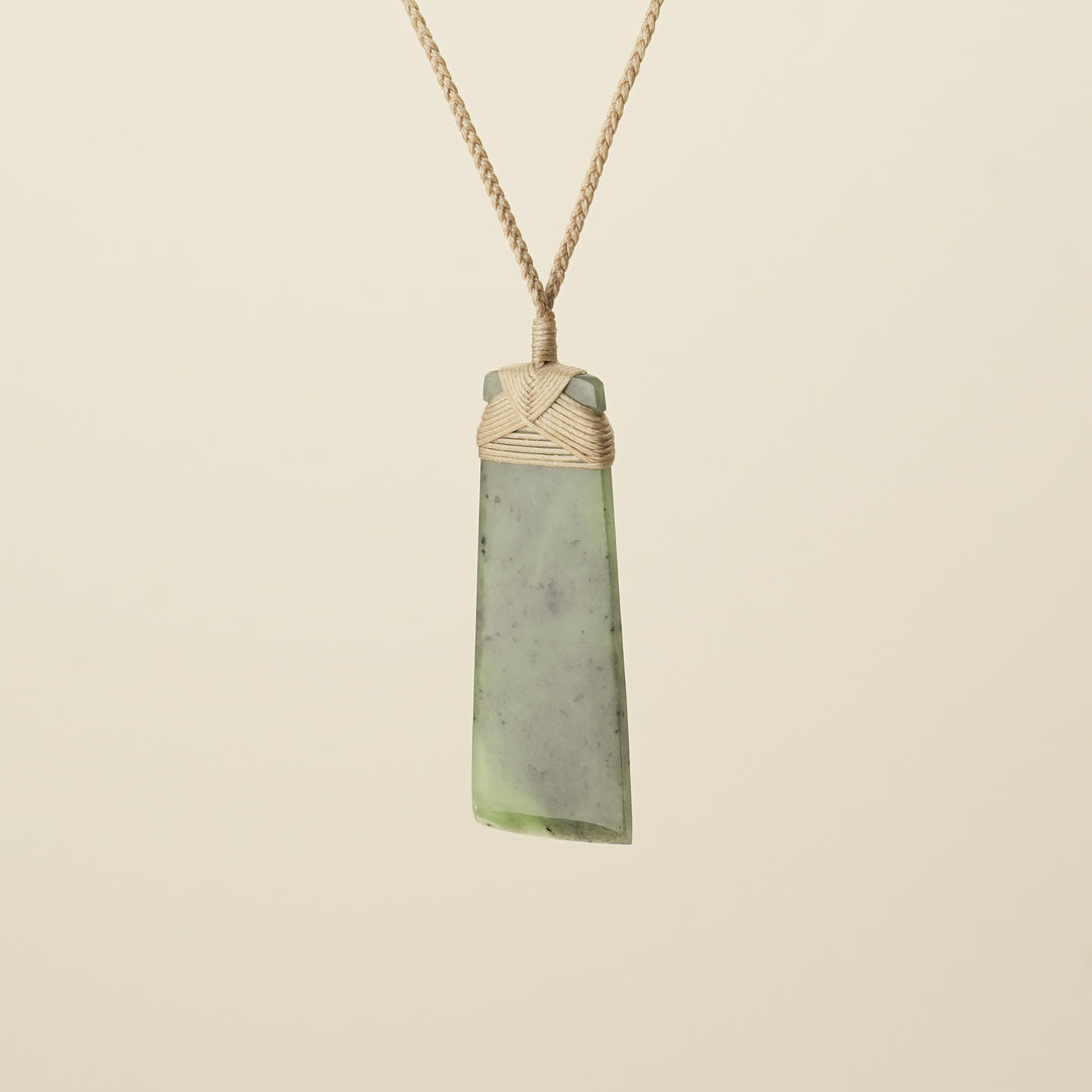 Toki Kawakawa – Pounamu Large, Tan Binding