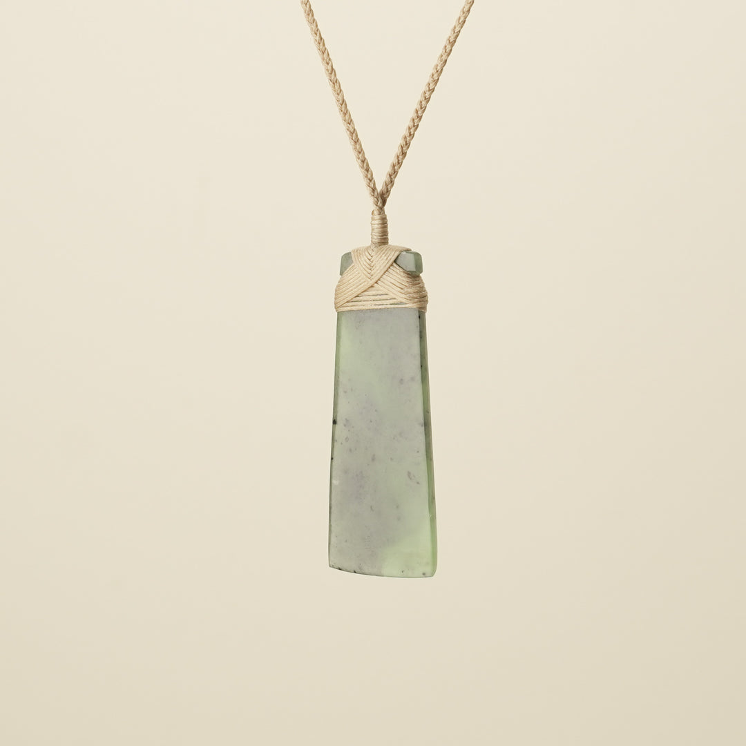 Toki Kawakawa – Pounamu Large, Tan Binding