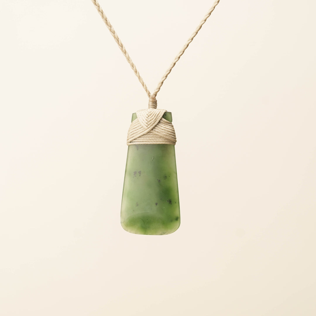 Kahurangi Medium Toki Pounamu Pendant, Tan Binding