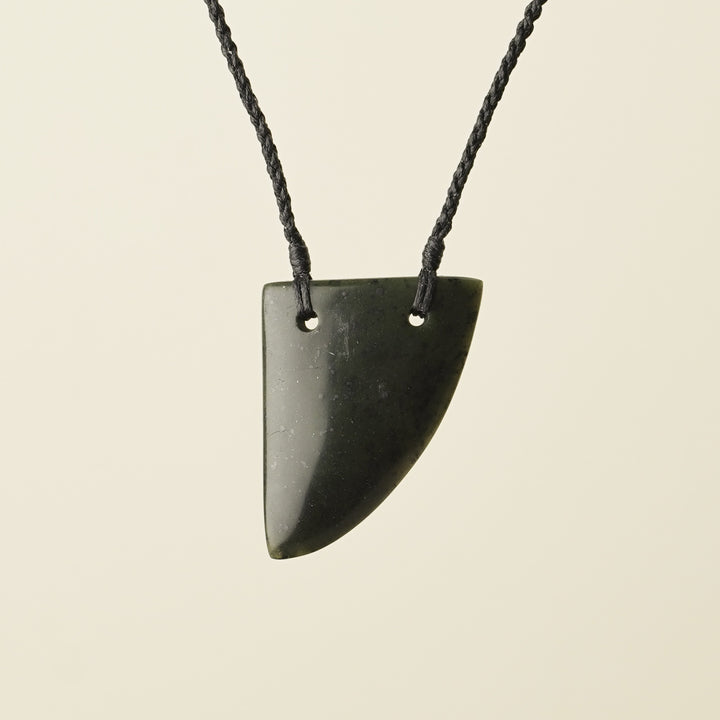 Niho Tooth Pounamu – Medium Pendant