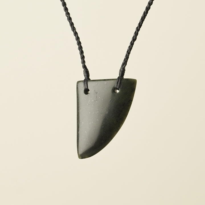 Niho Tooth Pounamu – Medium Pendant