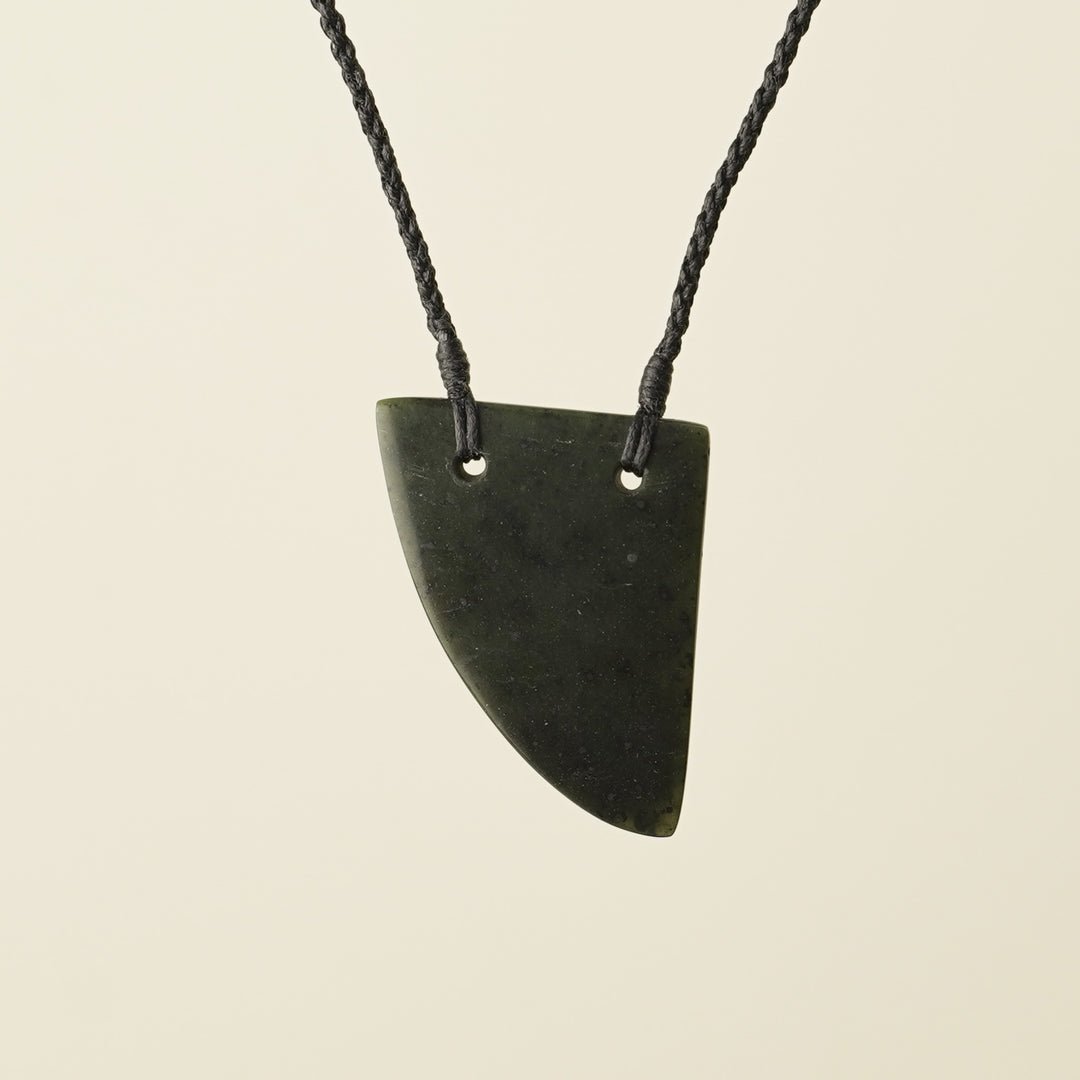 Niho Tooth Pounamu – Medium Pendant