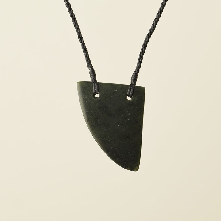 Niho Tooth Pounamu – Medium Pendant