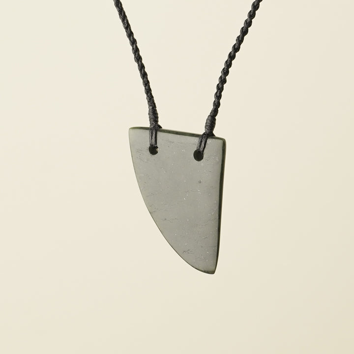 Niho Tooth Pounamu – Medium Pendant
