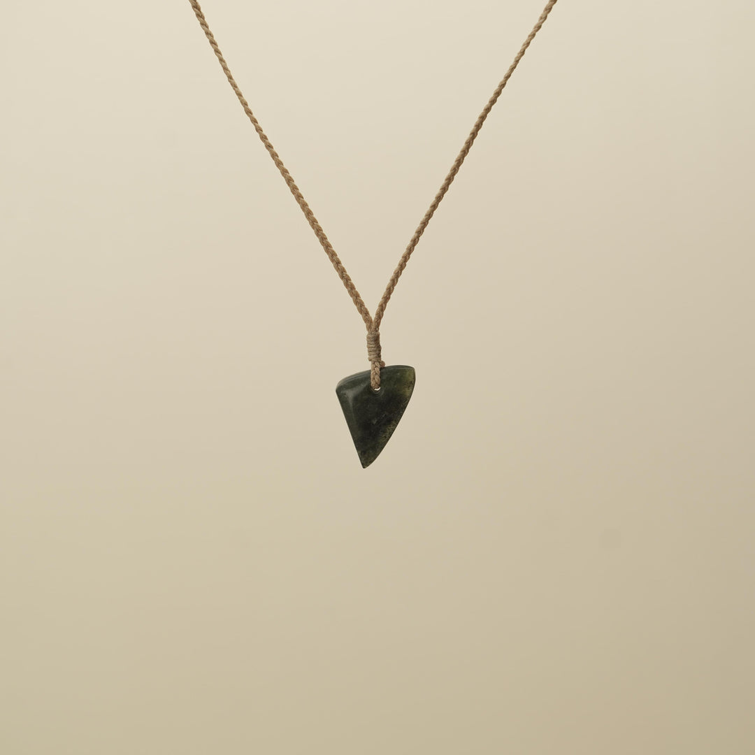 Kawakawa XS Niho Pounamu Pendant, Tan Binding