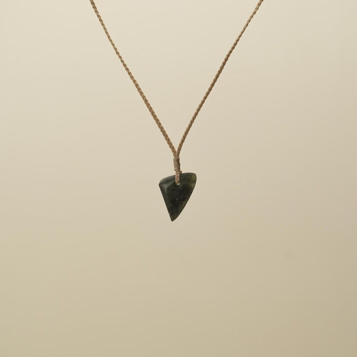 Kawakawa XS Niho Pounamu Pendant, Tan Binding