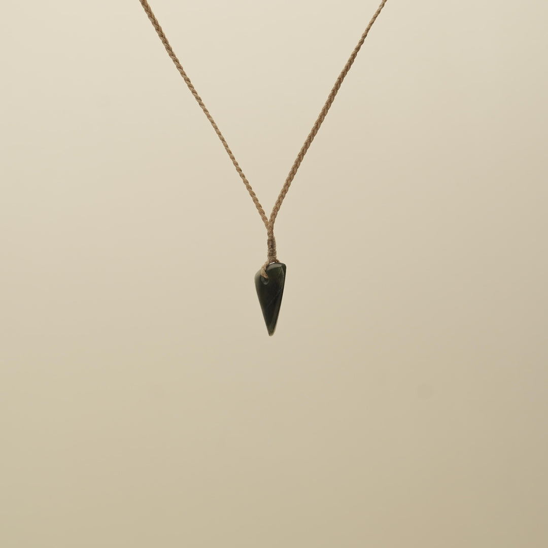 Kawakawa XS Niho Pounamu Pendant, Tan Binding