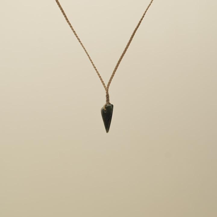 Kawakawa XS Niho Pounamu Pendant, Tan Binding
