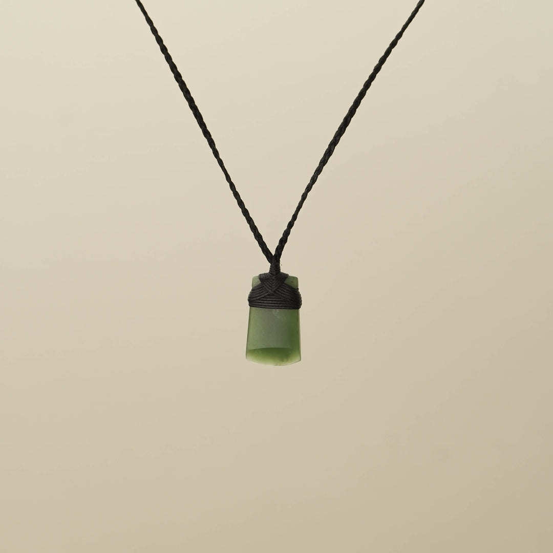 Kahurangi XS Toki Pounamu Pendant, Black Binding