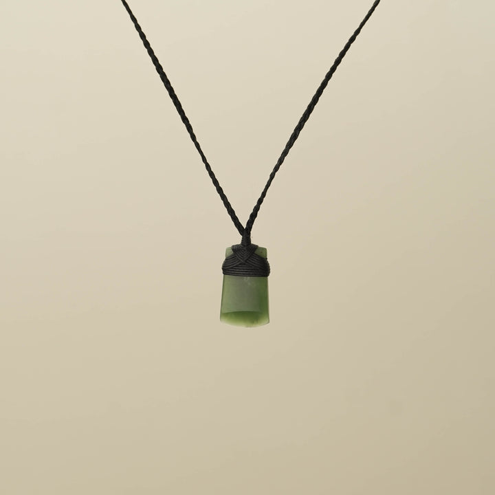 Kahurangi XS Toki Pounamu Pendant, Black Binding