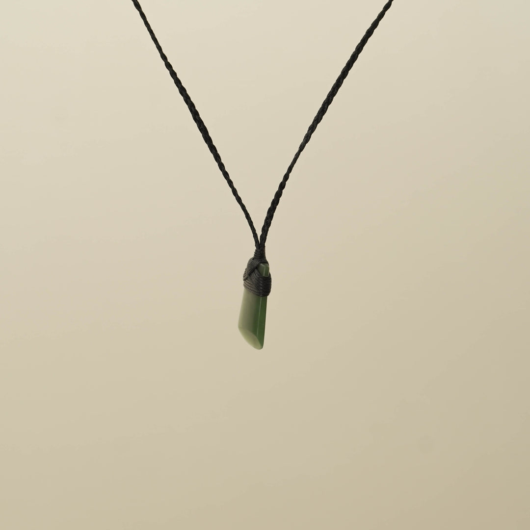 Kahurangi XS Toki Pounamu Pendant, Black Binding