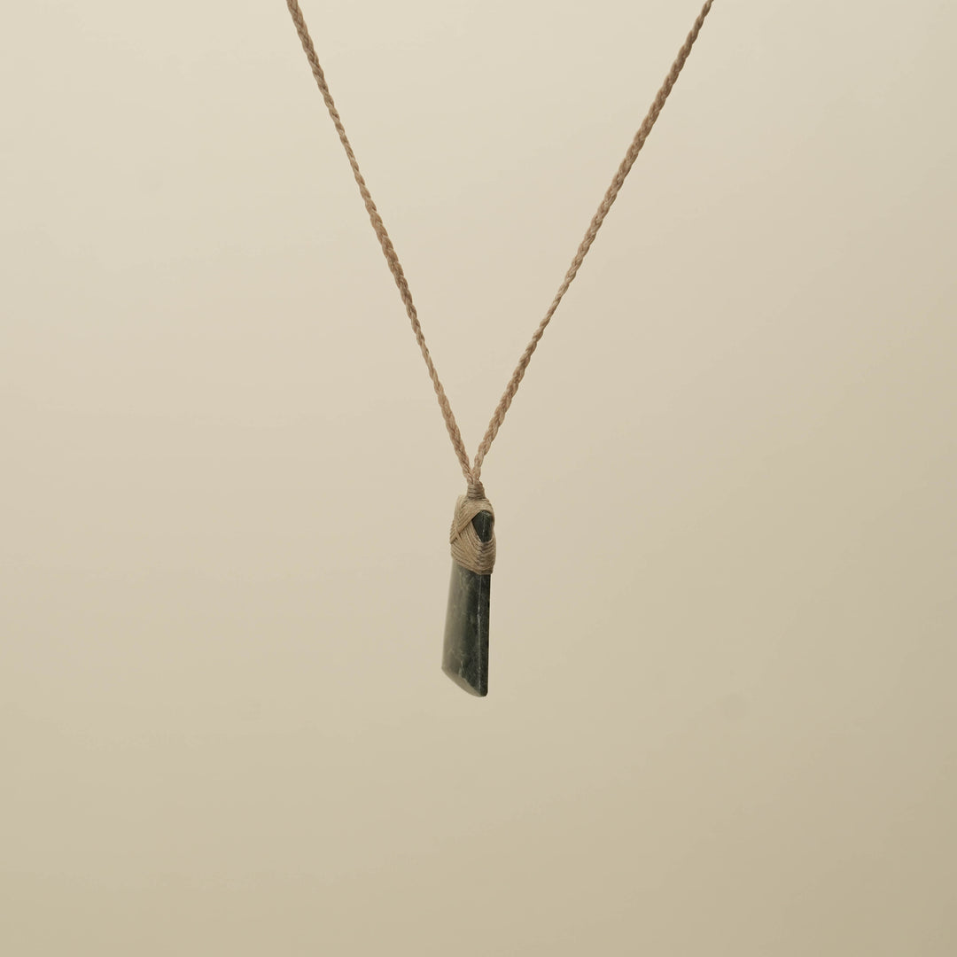Kawakawa XS Toki Pounamu Pendant, Tan Binding