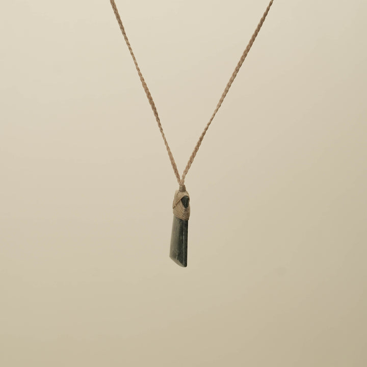 Kawakawa XS Toki Pounamu Pendant, Tan Binding