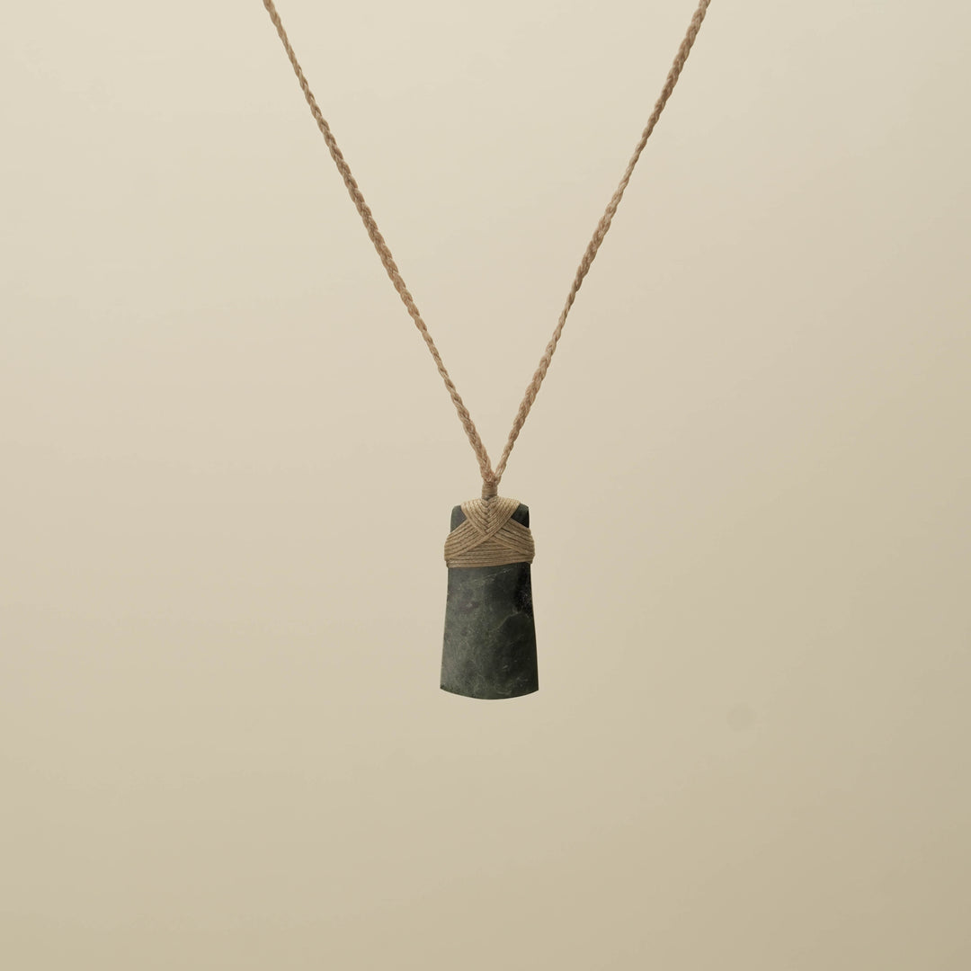 Kawakawa XS Toki Pounamu Pendant, Tan Binding