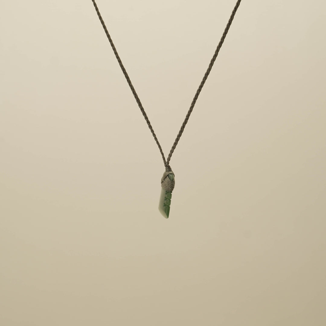 Kahurangi XS Notched Toki Pounamu Pendant, Khaki Binding