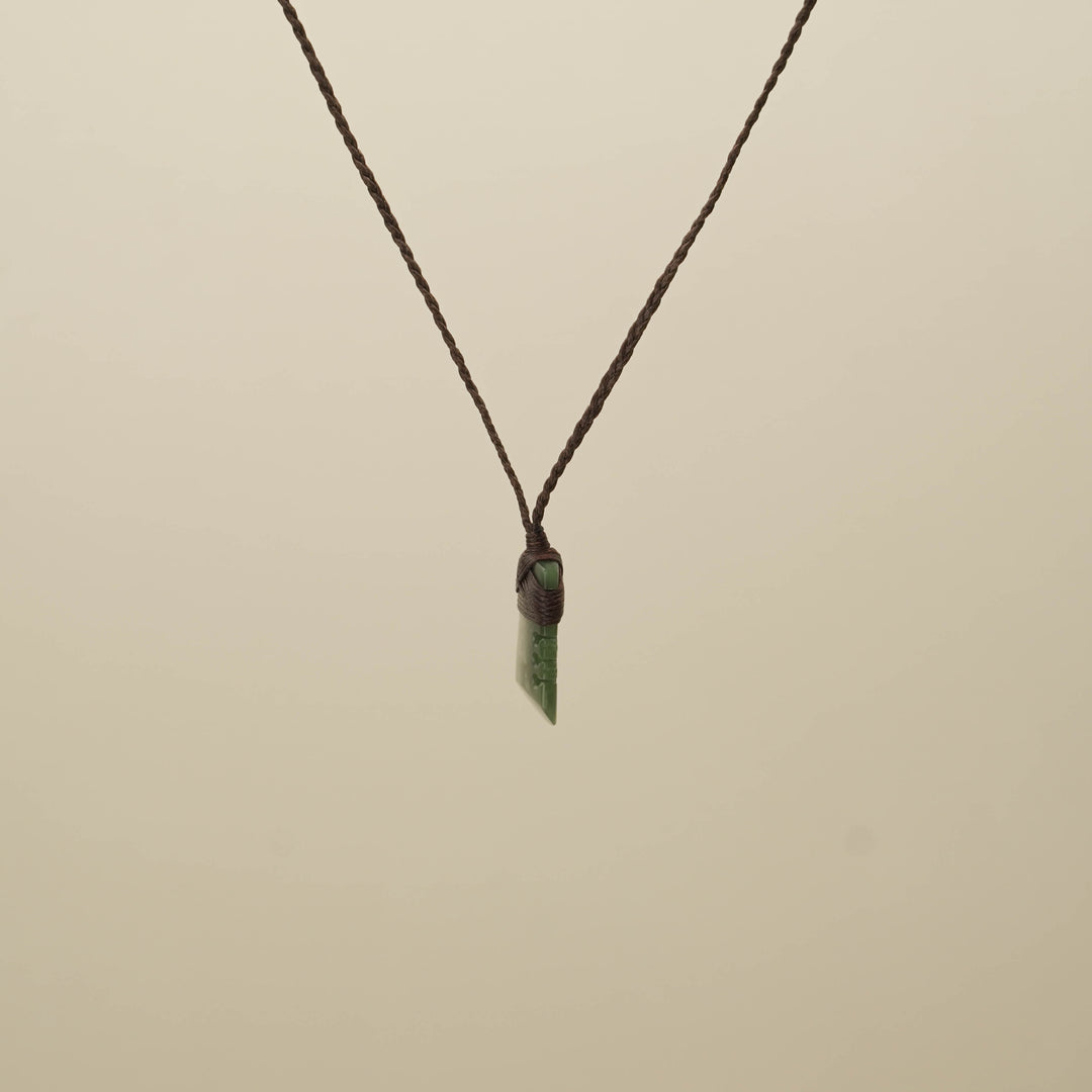 Kahurangi XS Notched Toki Pounamu Pendant, Brown Binding