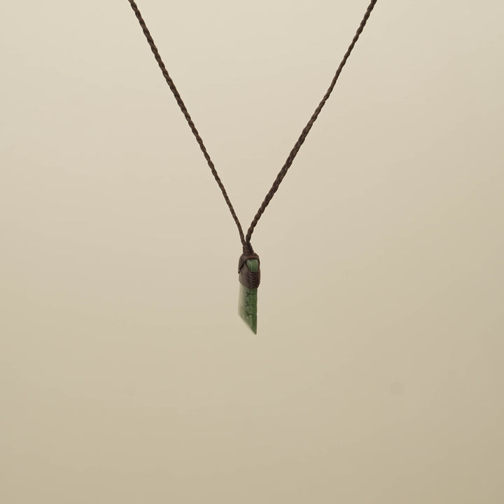 Kahurangi XS Notched Toki Pounamu Pendant, Brown Binding