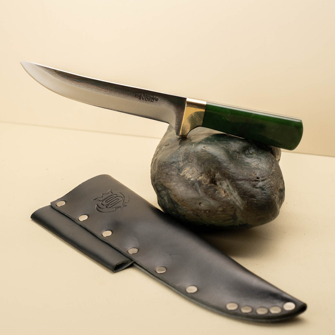 Pounamu Hunting Knife: 870 Master Cutler 16cm