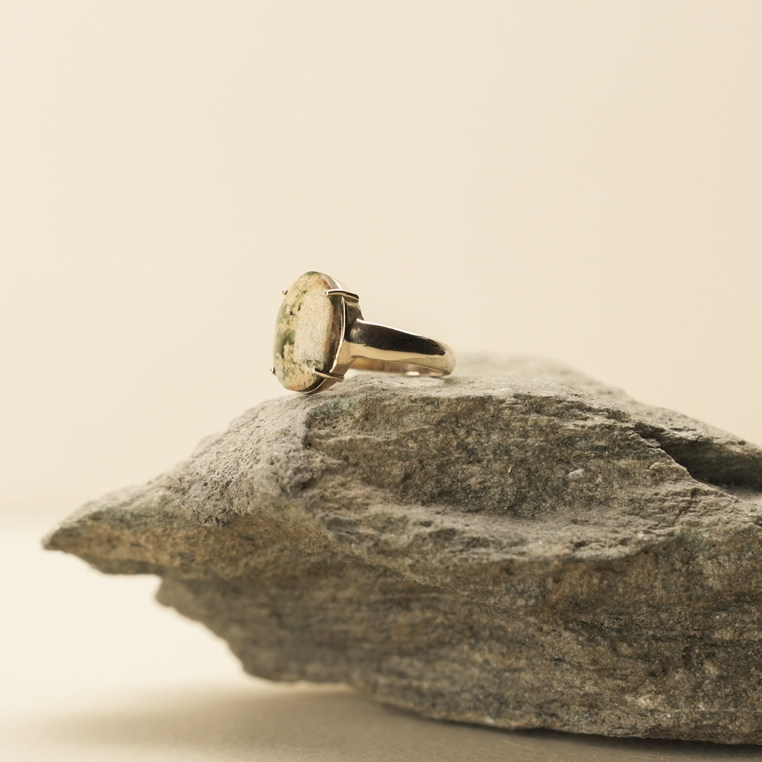 Flower Pounamu Oval Four-Claw 9k Yellow Gold Ring